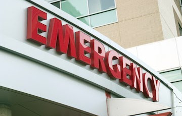 急诊科前面写着“紧急”的大红字母