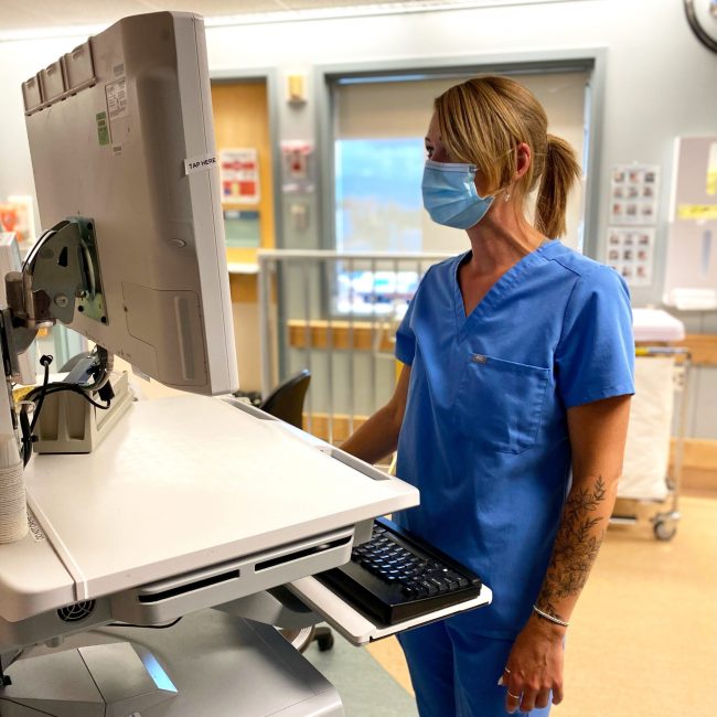 WCGH支持工人克里斯汀·帕迪恩（Kristen Padjen）在电子clindoc中工作。